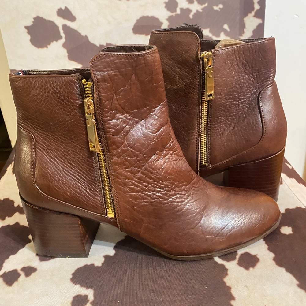 Tommy Hilfiger Leather Stacked Heel Brown Zipper Ankle Gold Zipper Boots sz 9.5